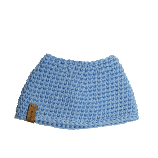 Gehäkelte Muttermundmütze in hellblau mit einer Öffnung von sechs Zentimetern.