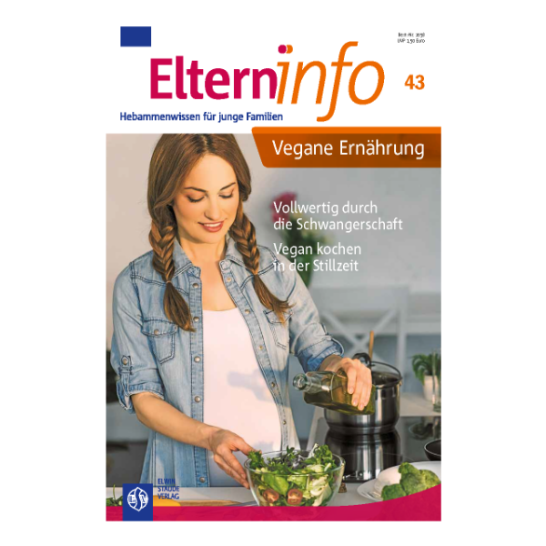 Elterninfo Cover "Vegane Ernährung" mit einer Frau, die einen Salat zubereitet.