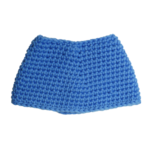 Gehäkelte Muttermundmütze in blau mit einer Öffnung von acht Zentimetern.
