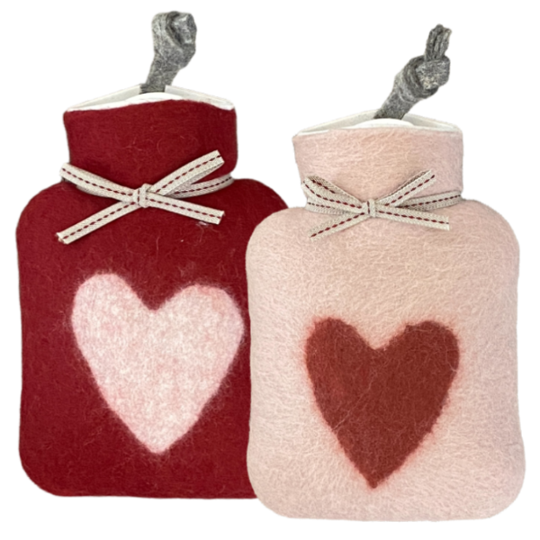 Rosa und tote Miniwärmflaschen aus Wollfilz mit Herzen.