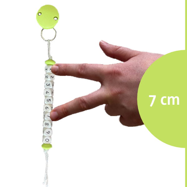 Muttermundperlen in apfelgrün mit einer Hand, die eine Muttermundweite von 7 Zentimetern veranschaulicht.