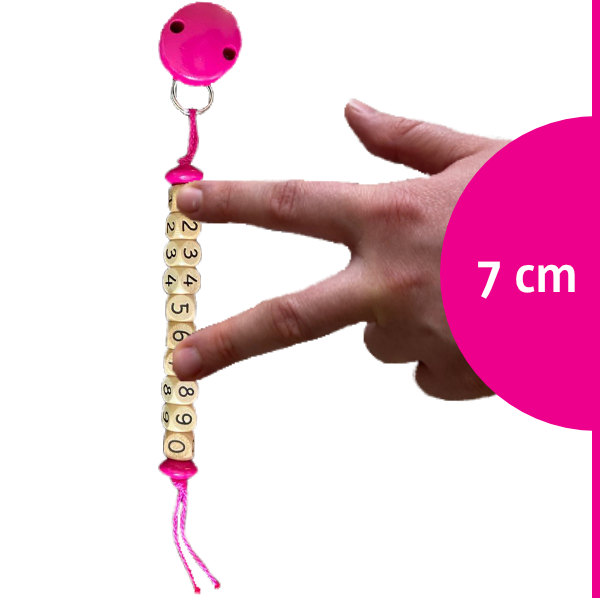 Muttermundperlen in pink mit einer Hand, die eine Muttermundweite von 7 Zentimetern veranschaulicht.