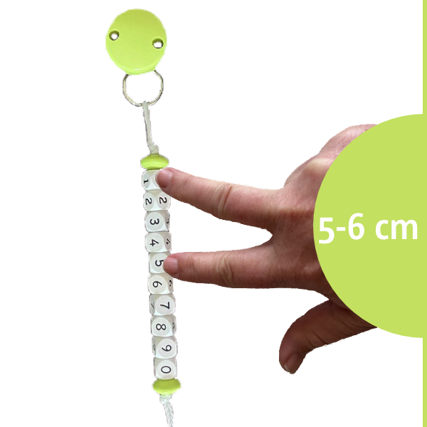 Muttermundperlen in apfelgrün mit einer Hand, die eine Muttermundweite von 5 bis 6 Zentimetern veranschaulicht.