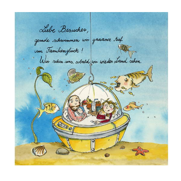 Türschild mit einem U-Boot unter Wasser, in dem eine frischgebackene Familie sitzt. Die Karte hat die Aufschrift "Liebe Besucher, gerade schwimmen wir ganz tief ins Familienglück. Wir sehen uns sobald wir wieder Land sehen."