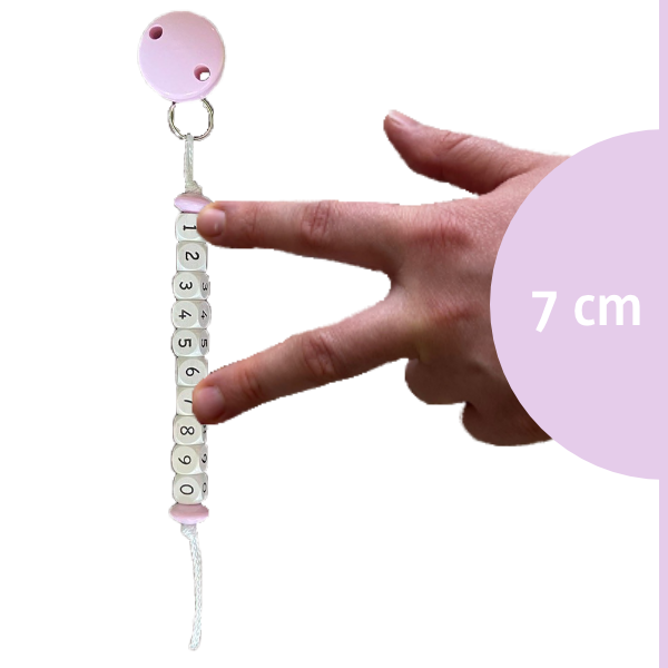 Muttermundperlen in lila mit einer Hand, die eine Muttermundweite von 7 Zentimetern veranschaulicht.