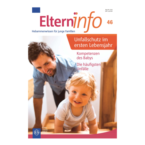 Elterninfo Cover "Unfallschutz im ersten Lebensjahr" auf dem ein Vater mit seinem Kind auf dem Boden krabbelt.