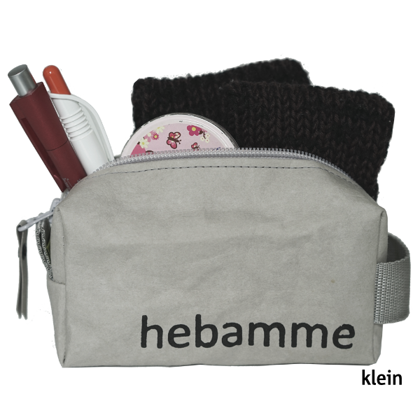 Hebammentäschchen in grau und der kleinen Größe. Gefüllt ist die Tasche mit unterschiedlichen Hebammenutensilien.