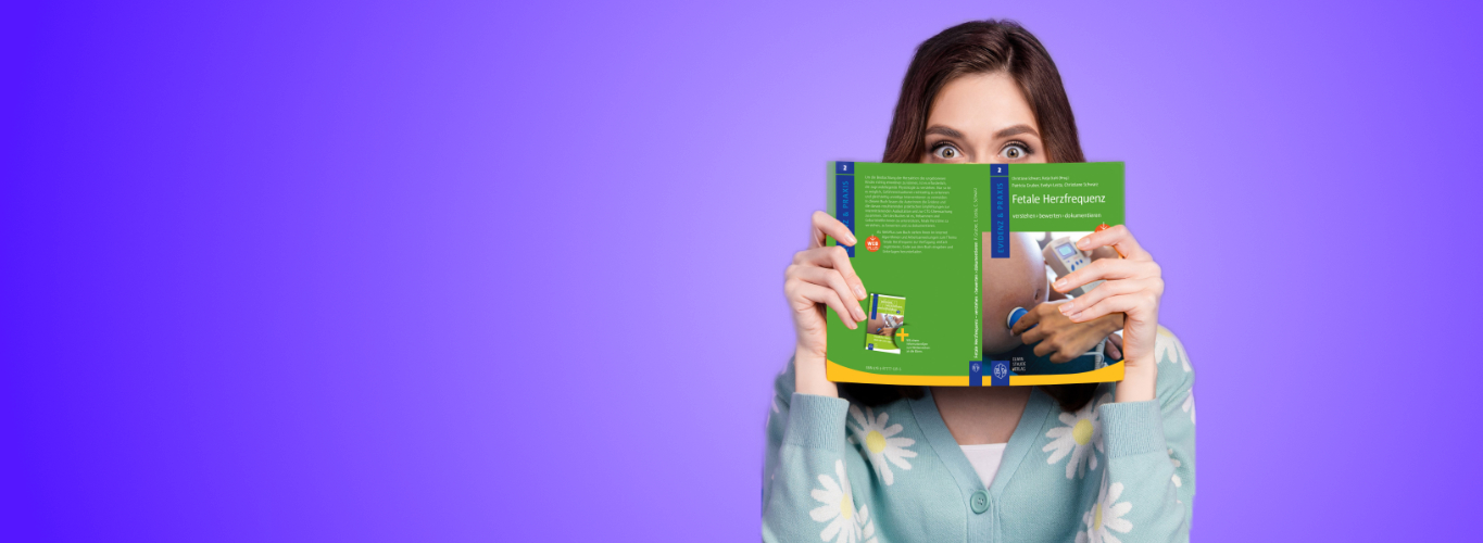 Junge Frau vor lila Hintergrund, die hinter dem Buch "Fetale Herzfrequnez" aus dem Elwin Staude Verlag vorschaut