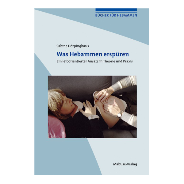 Cover "Was Hebammen erspüren" mit einer Hebamme, die den Bauch einer schwangeren Frau abtastet.