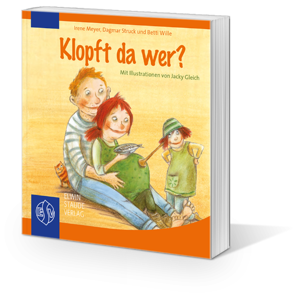 Buchcover mit der Aufschrift "Klopft da wer?". Auf dem Cover sitzt eine schwangere Frau in dem Schoß ihres Mannes und die Tochter hört den schwangeren Bauch mit einem Hörrohr.