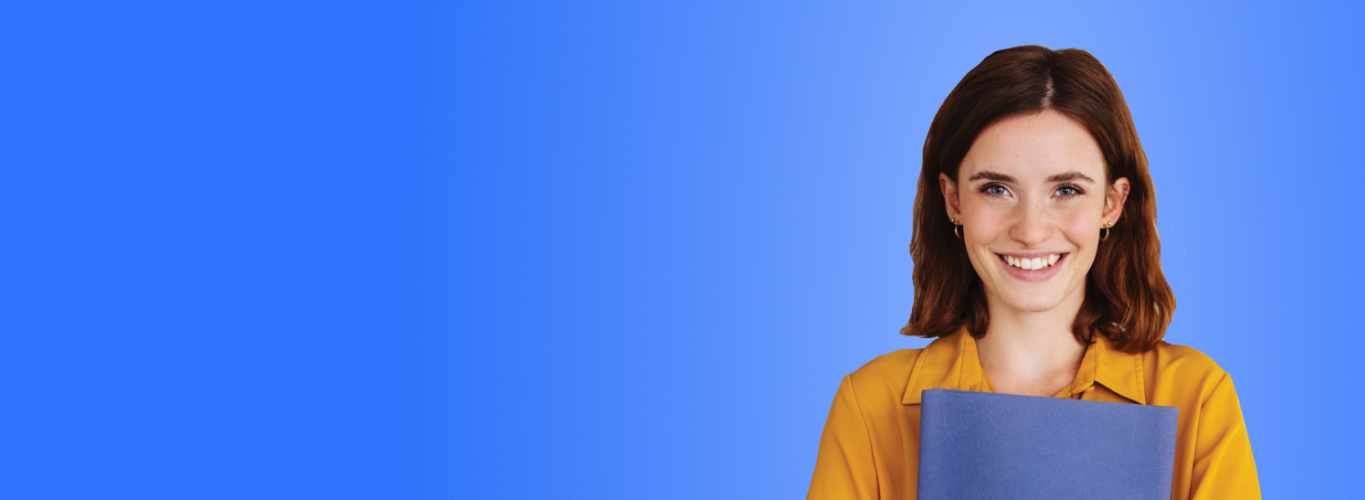 Junge Frau vor blauem Hintergrund, die eine Dokumentationsmappe im Arm hält