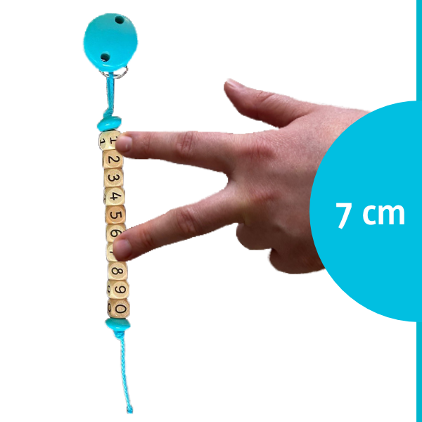 Muttermundperlen in türkis mit einer Hand, die eine Muttermundweite von 7 Zentimetern veranschaulicht.