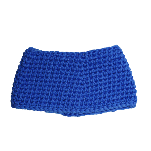 Gehäkelte Muttermundmütze in einem knalligen blau mit einer Öffnung von neun Zentimetern.