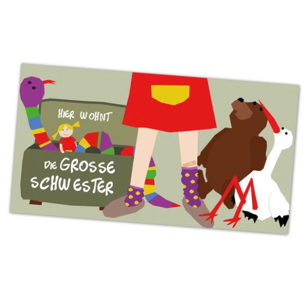Kindgerechtes Türschild mit der Aufschrift "Hier wohnt die große Schwester" mit einer Spielzeugkiste, einem Storch und anderen Illustrationen.