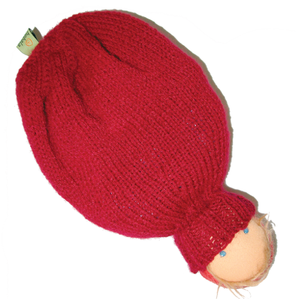 Roter Strick-Uterus, bei dem in der Öffnung ein Puppenkopf steckt und den Geburtsvorgang darstellen soll.