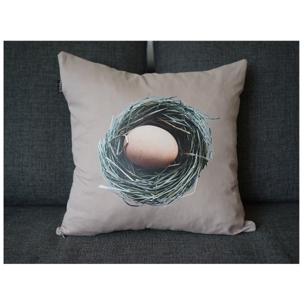 Der Kissenbezug ist dekorativ auf einem Sofa platziert..