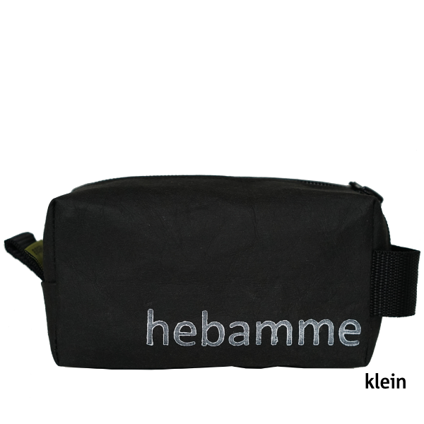 Hebammentasche in schwarz und klein. Die Vorderseite ist mit der Aufschrift "Hebamme" verziert.